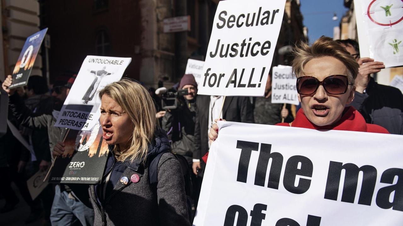 Mitglieder der Organisation "Beendigung des Klerusmissbrauchs" (ECA), demonstrieren während des päpstlichen Gipfels zur Krise des sexuellen Missbrauchs in der katholischen Kirche in Rom. Mitglieder der Organisation "Beendigung des Klerusmissbrauchs" (ECA), demonstrieren während des päpstlichen Gipfels zur Krise des sexuellen Missbrauchs in der katholischen Kirche in Rom.