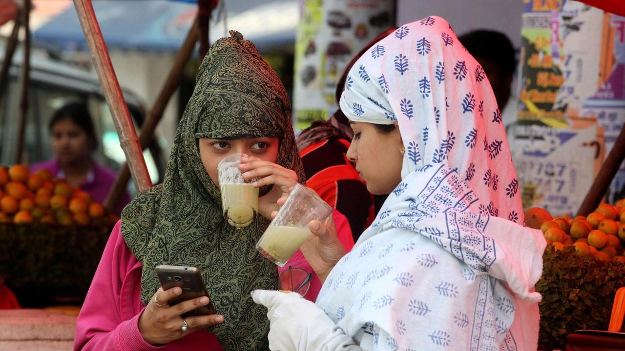 Indiesche Frauen trinten Limetten-Wasser in Bhopal. In Indien herrscht eine ungewöhnliche Hitzewelle.