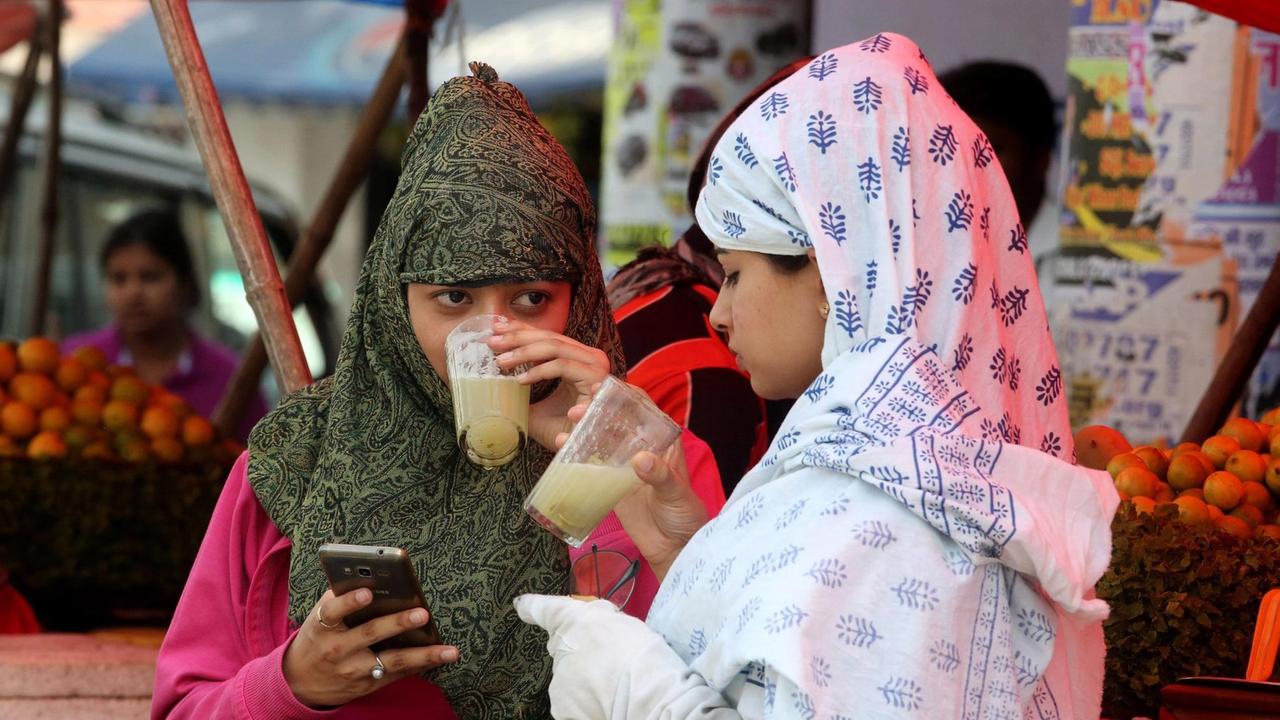 Indiesche Frauen trinten Limetten-Wasser in Bhopal. In Indien herrscht eine ungewöhnliche Hitzewelle. Indiesche Frauen trinten Limetten-Wasser in Bhopal. In Indien herrscht eine ungewöhnliche Hitzewelle.