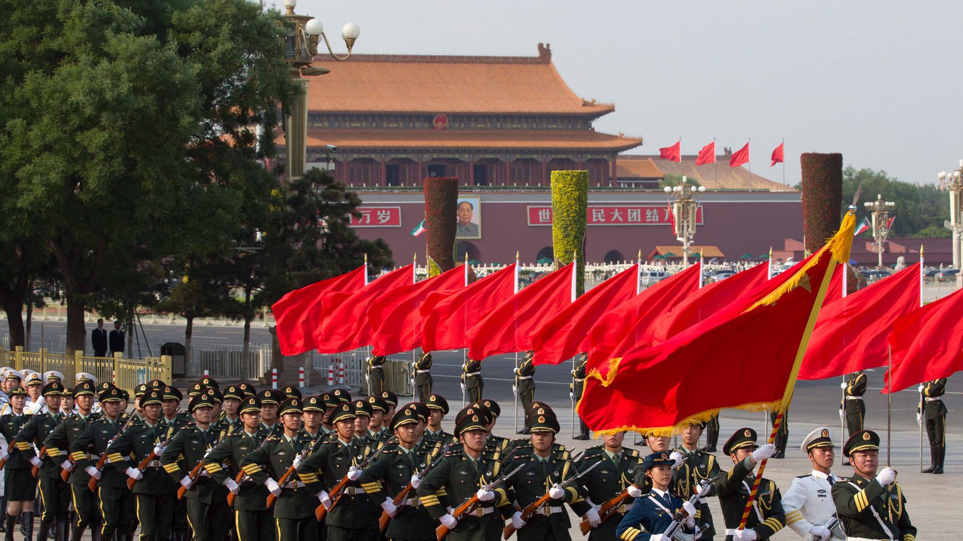 PLA-Soldaten marschieren. PLA-Soldaten marschieren.