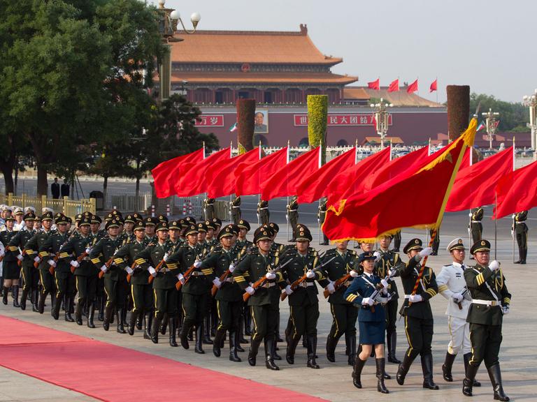 PLA-Soldaten marschieren.