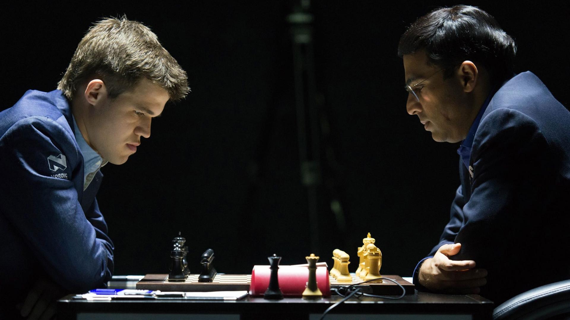 Magnus Carlsen (l.) und Viswanathan Anand kämpfen um den WM-Titel. Magnus Carlsen (l.) und Viswanathan Anand kämpfen um den WM-Titel.