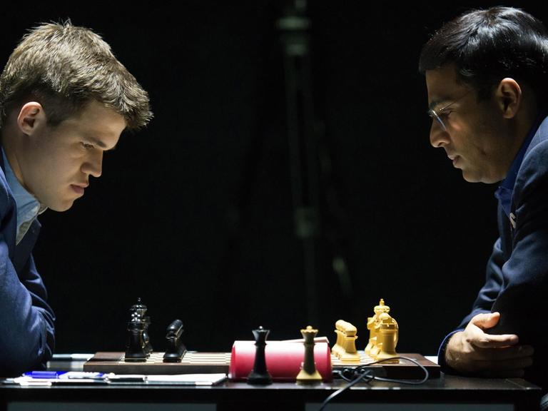Magnus Carlsen (l.) und Viswanathan Anand kämpfen um den WM-Titel.