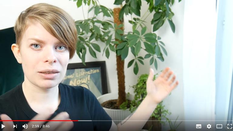 joh. vloggt auf Youtube über das Leben mit einem Hirntumor, der Channel heißt "zimtkopfliest"