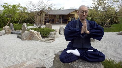 Der Zen-Priester und Gartenarchitekt Shunmyo Masuno meditiert im Japanischen Garten im Freizeitpark Berlin-Marzahn. Er hat hier die Oase der Ruhe geschaffen; Aufnahme vom April 2003