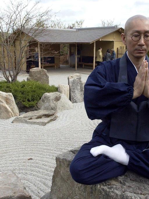 Der Zen-Priester und Gartenarchitekt Shunmyo Masuno meditiert im Japanischen Garten im Freizeitpark Berlin-Marzahn. Er hat hier die Oase der Ruhe geschaffen; Aufnahme vom April 2003