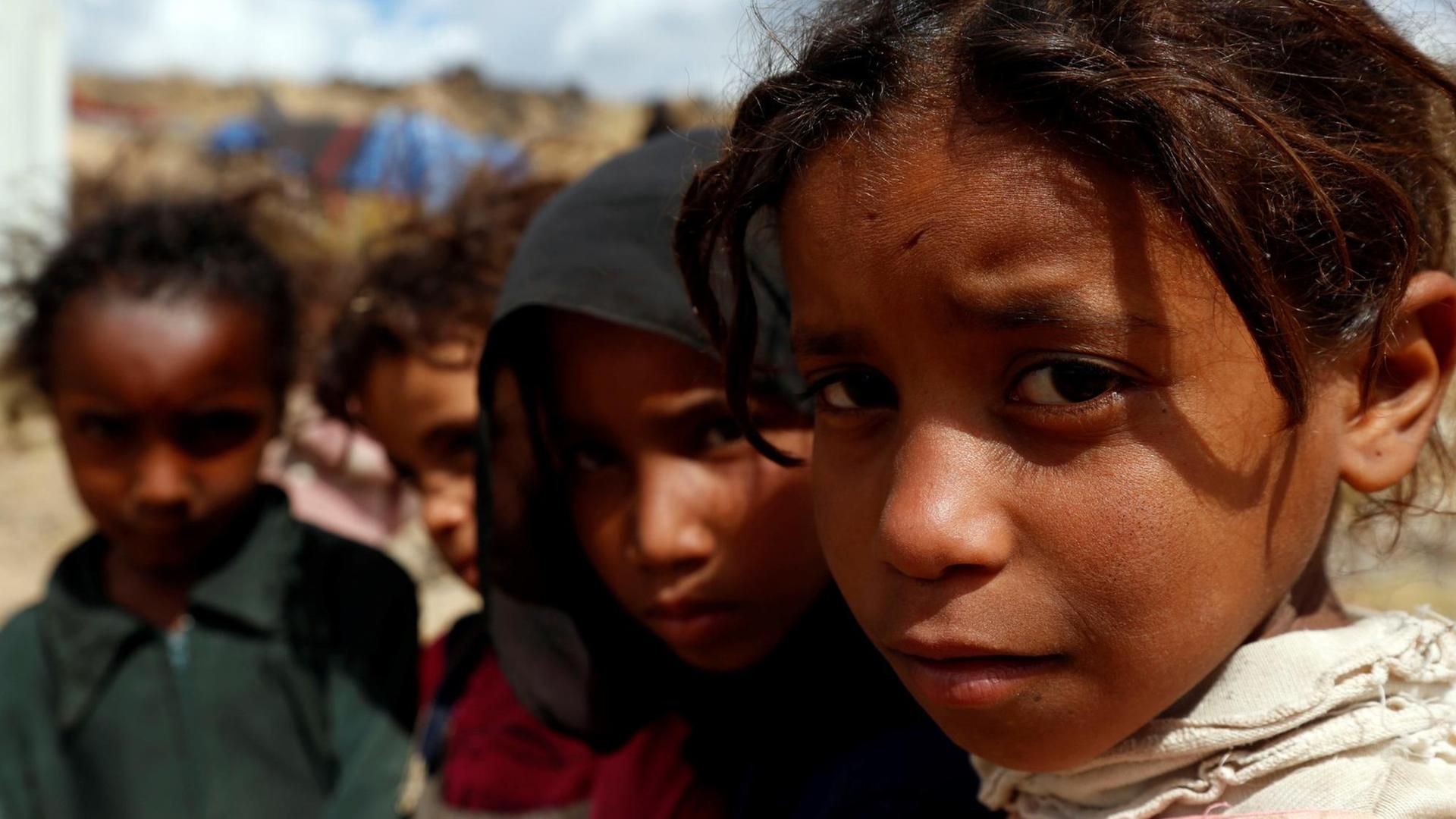 Das Foto zeigt Kinder im Jemen, der von einem Bürgerkrieg erschüttert wird.