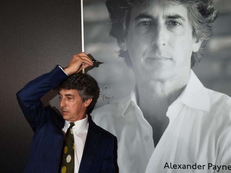 Der amerikansiche Regisseur Alexander Payne vor seinem Foto.