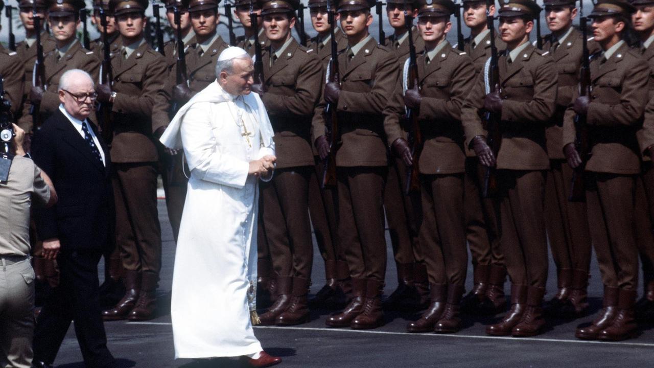 Besuch von Papst Johannes Paul II. in Polen, der Papst schreitet eine Militärformation ab.