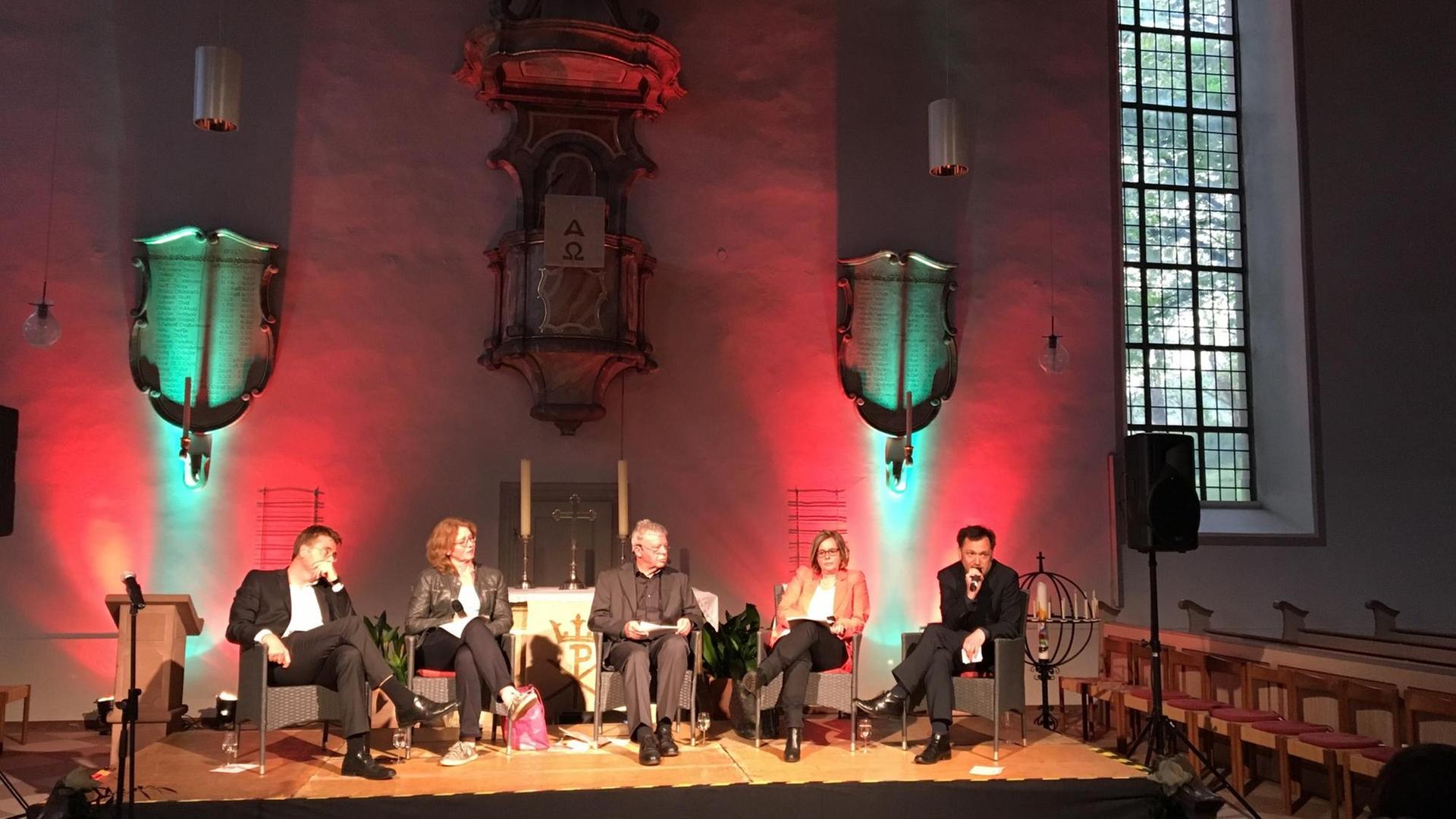 Beim Polit-Talk am 4.5.2017 in Jugendheim, Rheinhessen. Von rechts: Carsten Kühl, SPD, Tabea Rößner, Grüne, Moderator Uli Röhm, Ursula Groden-Kranich, CDU, Martin Malcherek, Die Linke.