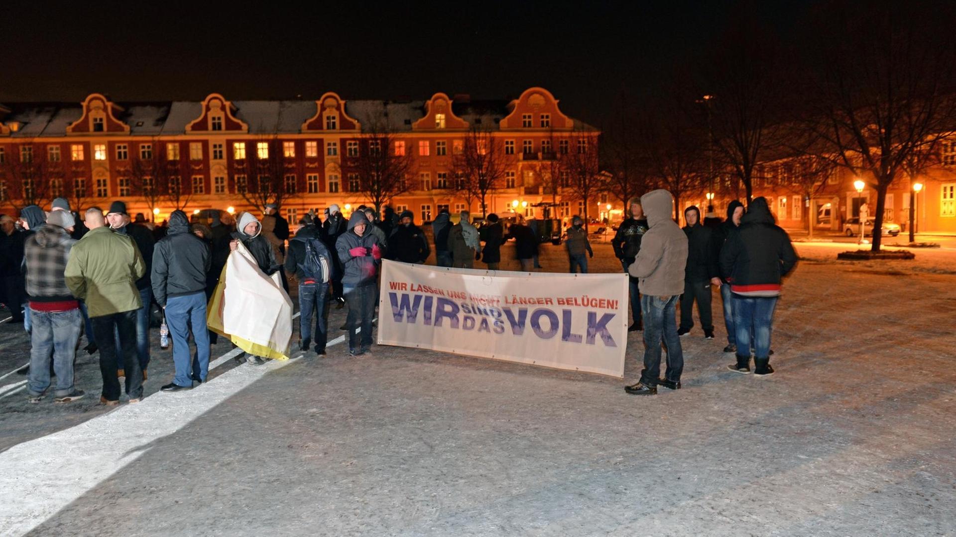 Pogida-Demonstranten stehen am 20.01.2016 auf dem Bassinplatz in Potsdam (Brandenburg) mit einem Transparent "Wir lassen uns nicht länger belügen! Wir sind das Volk". Pogida-Demonstranten stehen am 20.01.2016 auf dem Bassinplatz in Potsdam (Brandenburg) mit einem Transparent "Wir lassen uns nicht länger belügen! Wir sind das Volk".