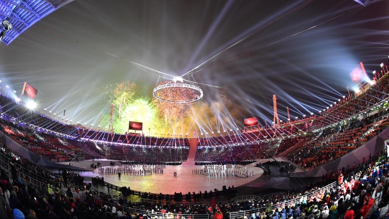 Feuerwerk erhellt den Nachthimmel über dem Olympiastadion bei der Eröffnungsfeier der Olympischen Winterspiele 2018 in Pyeongchang. Feuerwerk erhellt den Nachthimmel über dem Olympiastadion bei der Eröffnungsfeier der Olympischen Winterspiele 2018 in Pyeongchang.