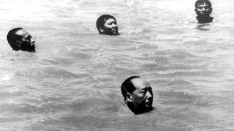 Um Gerüchte über seinen schlechten Gesundheitszustand zu entkräften schwimmt der 72-jährige chinesische Staatsführer Mao Tsetung (vorn) am 27.7.1966 eine Strecke von 15 Kilometern im Fluß Jangtse. Rund 5000 Chinesen folgen seinem Beispiel.