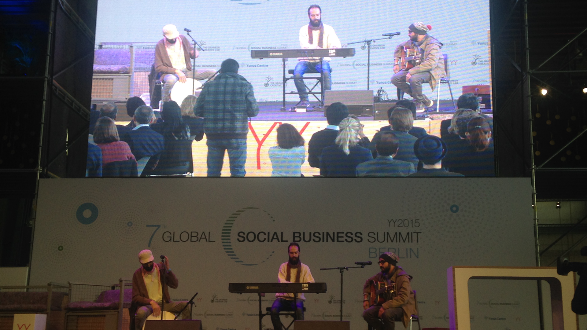 Die syrische Band Khebez Dawle auf dem Social Business Summit in Berlin. Die Band ist auf der Bühne und bereitet sich auf ihren Auftritt vor. Die syrische Band Khebez Dawle auf dem Social Business Summit in Berlin. Die Band ist auf der Bühne und bereitet sich auf ihren Auftritt vor.