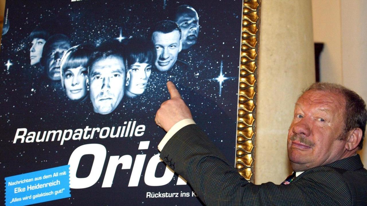 Der Schauspieler Wolfgang Völz zeigt am 1.7.2003 im Münchner Künstlerhaus vor der Premiere des Films "Raumpatrouille Orion" auf sein Konterfei von damals. Der Schauspieler Wolfgang Völz zeigt am 1.7.2003 im Münchner Künstlerhaus vor der Premiere des Films "Raumpatrouille Orion" auf sein Konterfei von damals.
