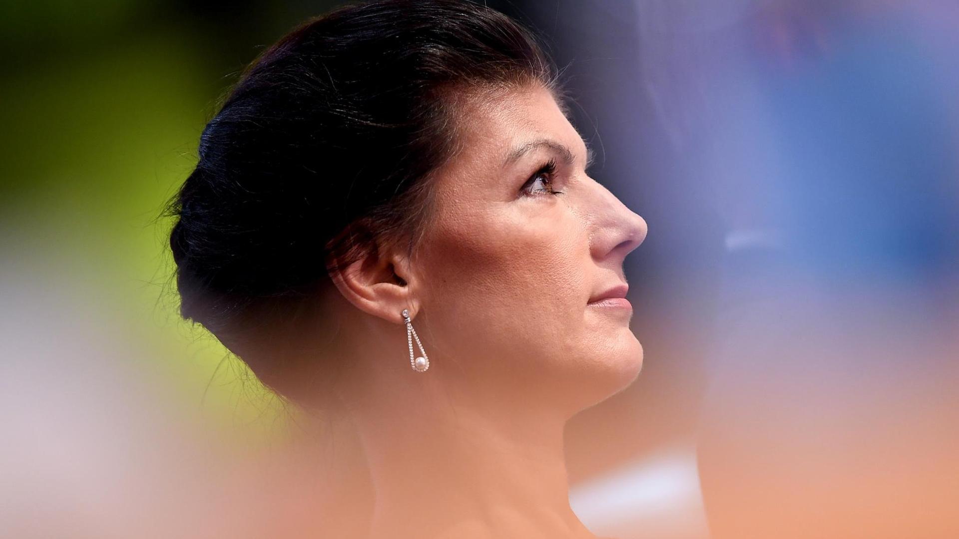 Sahra Wagenknecht, Initiatorin der linken Sammlungsbewegung "Aufstehen" in Nahaufnahme von der Seite. Sahra Wagenknecht, Initiatorin der linken Sammlungsbewegung "Aufstehen" in Nahaufnahme von der Seite.