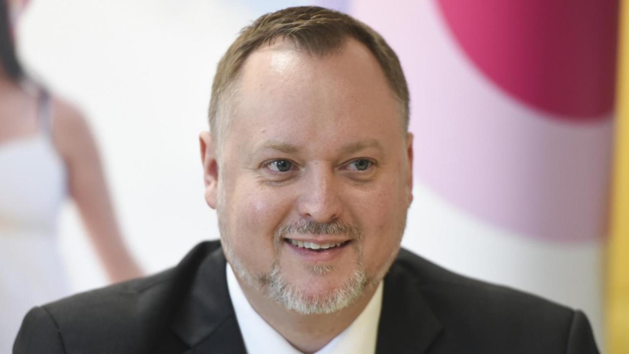 Falko Liecke (CDU), Neuköllns Stadtrat für Jugend und Gesundheit, spricht am 30.03.2016 in Berlin während einer Pressekonferenz. Vorgestellt wurde das Handlungskonzept des Stadtbezirkes Neukölln zur Bekämpfung der Kinder- und Jugendkriminalität. Foto: Soeren Stache/dpa | Verwendung weltweit Falko Liecke (CDU), Neuköllns Stadtrat für Jugend und Gesundheit, spricht am 30.03.2016 in Berlin während einer Pressekonferenz. Vorgestellt wurde das Handlungskonzept des Stadtbezirkes Neukölln zur Bekämpfung der Kinder- und Jugendkriminalität. Foto: Soeren Stache/dpa | Verwendung weltweit