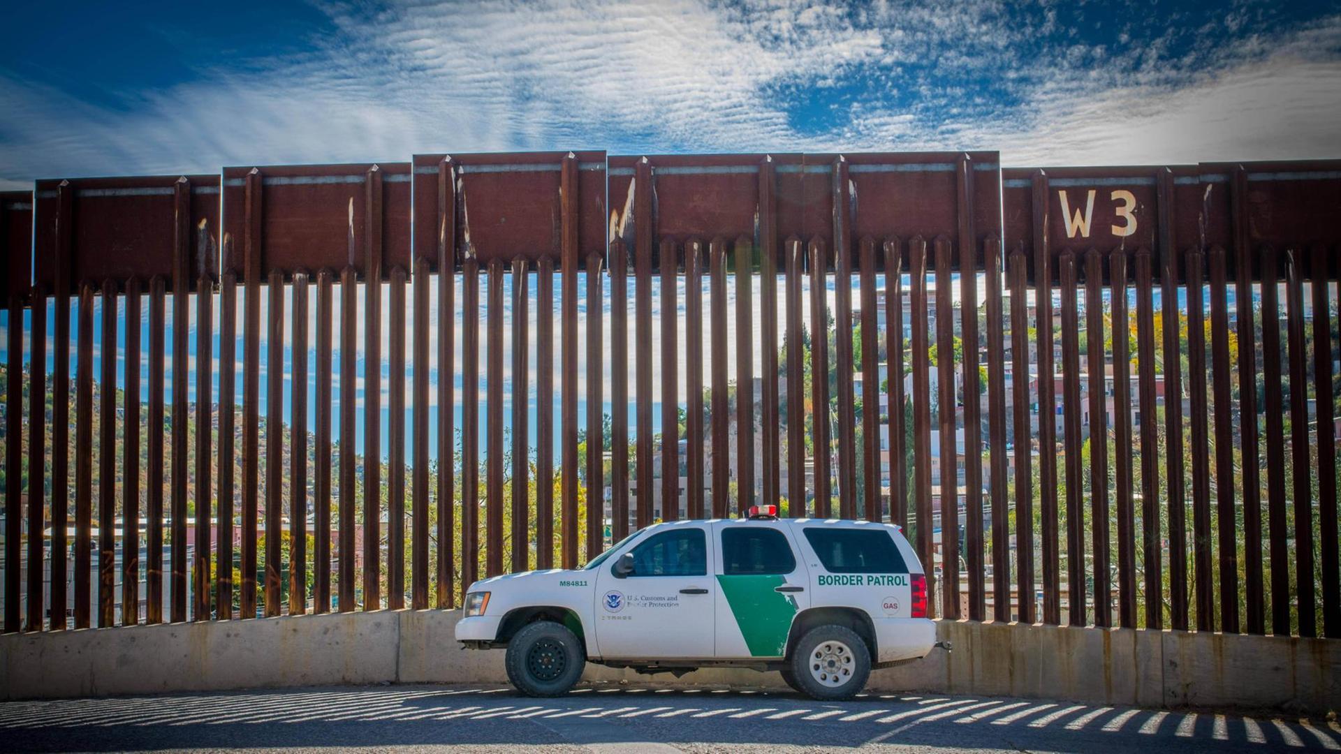 Ein Auto der US-Grenzpolizei wartet am Zaun zwischen den USA und Mexiko in der Nähe von Nogales. Ein Auto der US-Grenzpolizei wartet am Zaun zwischen den USA und Mexiko in der Nähe von Nogales.