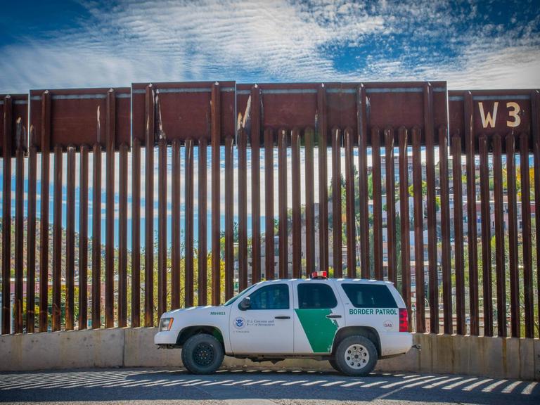 Ein Auto der US-Grenzpolizei wartet am Zaun zwischen den USA und Mexiko in der Nähe von Nogales.