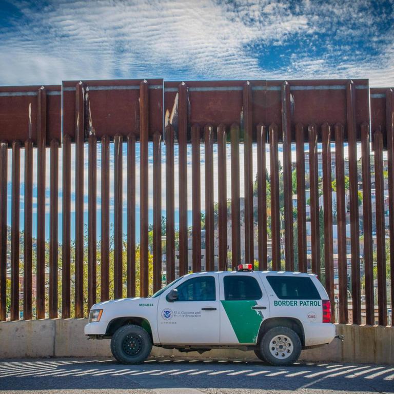 Ein Auto der US-Grenzpolizei wartet am Zaun zwischen den USA und Mexiko in der Nähe von Nogales. Ein Auto der US-Grenzpolizei wartet am Zaun zwischen den USA und Mexiko in der Nähe von Nogales.