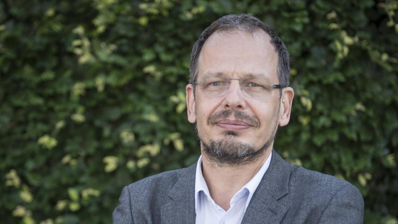 Der Journalist Hans-Joachim Seppelt posiert für ein Portrait in Berlin vor einer grünen Hecke. Der Journalist Hans-Joachim Seppelt posiert für ein Portrait in Berlin vor einer grünen Hecke.