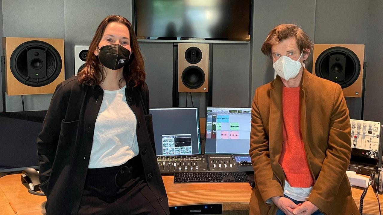 Anne Will und Anne Will und Lars Rudolph (als "Gegenwart") bei der Produktion der Wurfsendungs-Serie "Traumberuf Gegenwart" im Studio. Anne Will und Anne Will und Lars Rudolph (als "Gegenwart") bei der Produktion der Wurfsendungs-Serie "Traumberuf Gegenwart" im Studio.