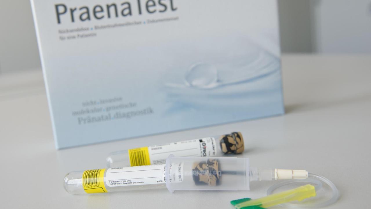 Ein sogenannter "Praena-Test", der über eine vorgeburtliche Blutentnahme Aufschluss über eine mögliche Erkrankung des Kindes an Trisomie 21 geben soll, liegt auf einem Tisch. Ein sogenannter "Praena-Test", der über eine vorgeburtliche Blutentnahme Aufschluss über eine mögliche Erkrankung des Kindes an Trisomie 21 geben soll, liegt auf einem Tisch.