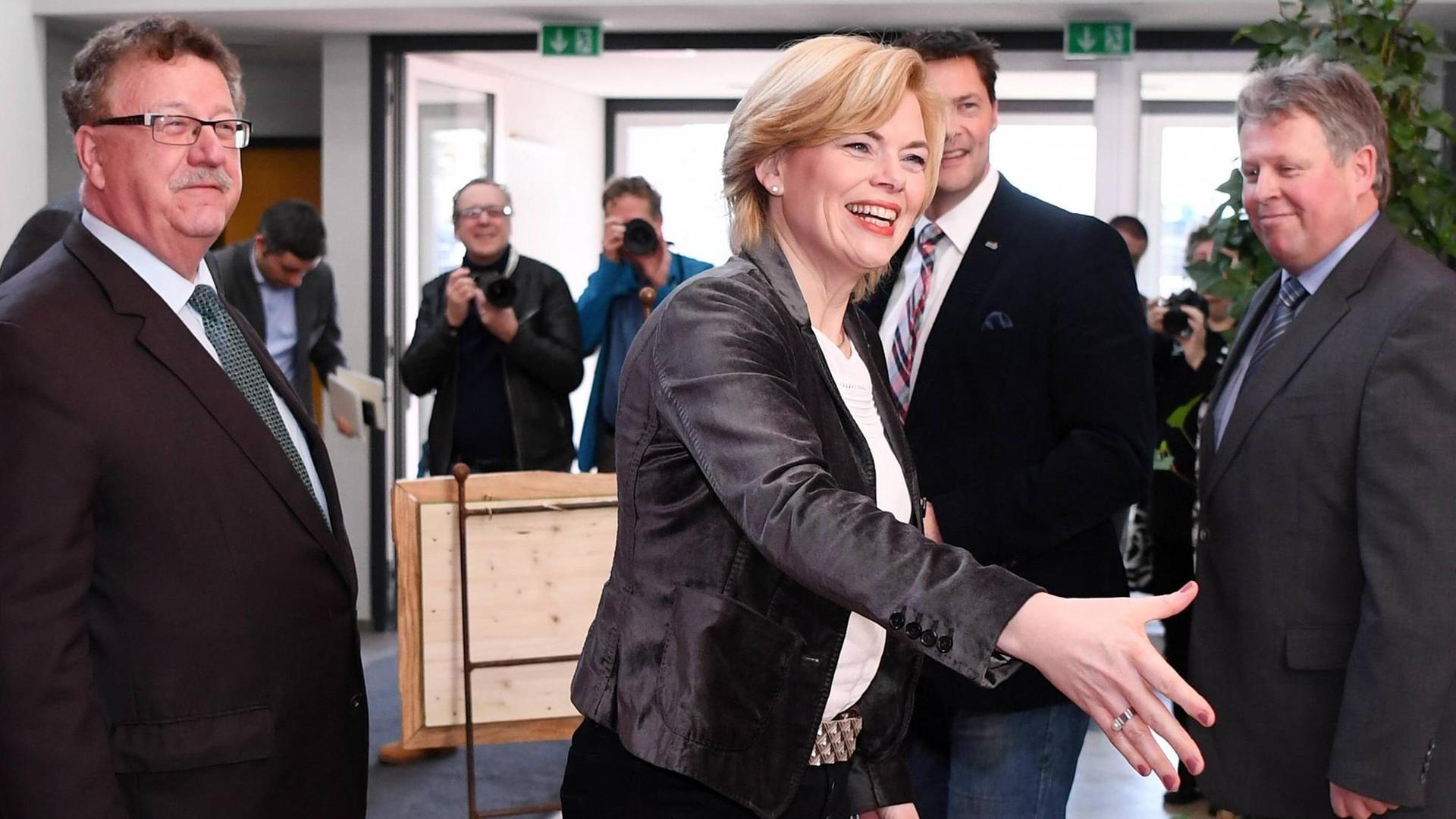 Gruppenbild beim überregionalen Bauerntag der Kreisbauernverbaende Calw und Freudenstadt am 05.02.2019: von links nach rechts: Parlamentarischer Staatssekretaer im Bundesministerin für Ernaehrung und Landwirtschaft Hans-Joachim Fuchtel (CDU), Bundesministerin für Ernährung und Landwirtschaft Julia Klöckner (CDU), Oberbürgermeister Stadt Horb Peter Rosenberger und Kreisvorsitzender Bauernverband Freudenstadt Gerhard Fassnacht Horb (Kreis Freudenstadt). Gruppenbild beim überregionalen Bauerntag der Kreisbauernverbaende Calw und Freudenstadt am 05.02.2019: von links nach rechts: Parlamentarischer Staatssekretaer im Bundesministerin für Ernaehrung und Landwirtschaft Hans-Joachim Fuchtel (CDU), Bundesministerin für Ernährung und Landwirtschaft Julia Klöckner (CDU), Oberbürgermeister Stadt Horb Peter Rosenberger und Kreisvorsitzender Bauernverband Freudenstadt Gerhard Fassnacht Horb (Kreis Freudenstadt).