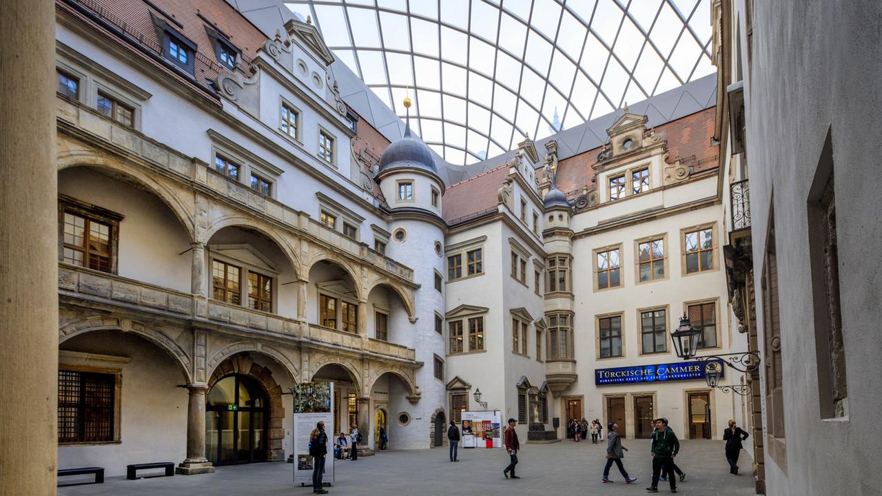 Blick in den kleinen Schlosshof im Dresdner Residenzschloss, das Besucherfoyer für eines der Museen der Staatlichen Kunstsammlungen Dresden Blick in den kleinen Schlosshof im Dresdner Residenzschloss, das Besucherfoyer für eines der Museen der Staatlichen Kunstsammlungen Dresden