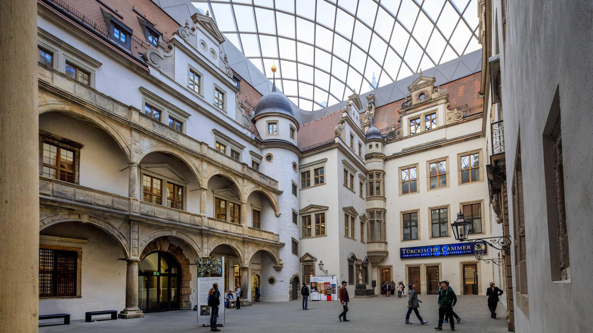 Blick in den kleinen Schlosshof im Dresdner Residenzschloss, das Besucherfoyer für eines der Museen der Staatlichen Kunstsammlungen Dresden Blick in den kleinen Schlosshof im Dresdner Residenzschloss, das Besucherfoyer für eines der Museen der Staatlichen Kunstsammlungen Dresden