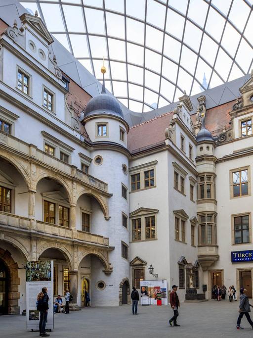 Blick in den kleinen Schlosshof im Dresdner Residenzschloss, das Besucherfoyer für eines der Museen der Staatlichen Kunstsammlungen Dresden