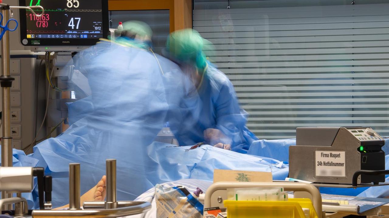 Medizinisches Personal legt auf einer Intensivstation des RKH Klinikum Ludwigsburg einem Covid-19-Patienten einen Zugang für die künstliche Beatmung. (Wischeffekt durch Langzeitbelichtung) In Baden-Württemberg wird die Belegung der Intensivstationen mit einem Clusterkonzept gesteuert. Zwischen den Kliniken der sechs Versorgungsgebiete können Intensivpatienten verlegt werden, um eine bessere Verteilung zwischen den Krankenhäusern zu erreichen. Medizinisches Personal legt auf einer Intensivstation des RKH Klinikum Ludwigsburg einem Covid-19-Patienten einen Zugang für die künstliche Beatmung. (Wischeffekt durch Langzeitbelichtung) In Baden-Württemberg wird die Belegung der Intensivstationen mit einem Clusterkonzept gesteuert. Zwischen den Kliniken der sechs Versorgungsgebiete können Intensivpatienten verlegt werden, um eine bessere Verteilung zwischen den Krankenhäusern zu erreichen.
