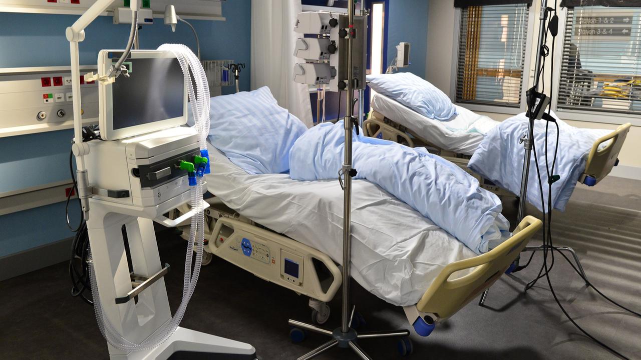 Ein komplett ausgestattetes Patientenzimmer, aufgenommen bei Dreharbeiten der TV-Serie "In aller Freundschaft - Die jungen Ärzte" im Studio in Erfurt Ein komplett ausgestattetes Patientenzimmer, aufgenommen bei Dreharbeiten der TV-Serie "In aller Freundschaft - Die jungen Ärzte" im Studio in Erfurt