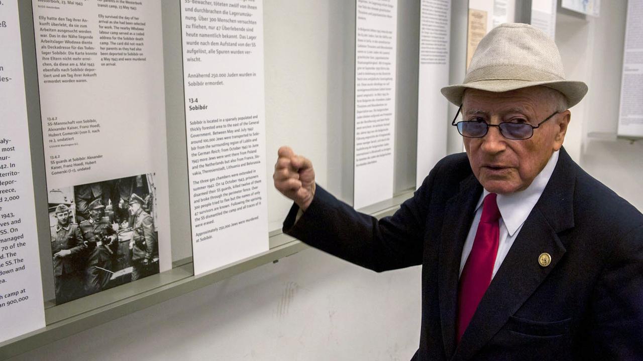 Philip Bialowitz, einer der wenigen Überlebenden des deutschen Vernichtungslagers Sobibor, erkennt auf den Bildern einer Ausstellung in der Gedenkstätte Haus der Wannsee-Konferenz einen seiner Peiniger. Philip Bialowitz, einer der wenigen Überlebenden des deutschen Vernichtungslagers Sobibor, erkennt auf den Bildern einer Ausstellung in der Gedenkstätte Haus der Wannsee-Konferenz einen seiner Peiniger.