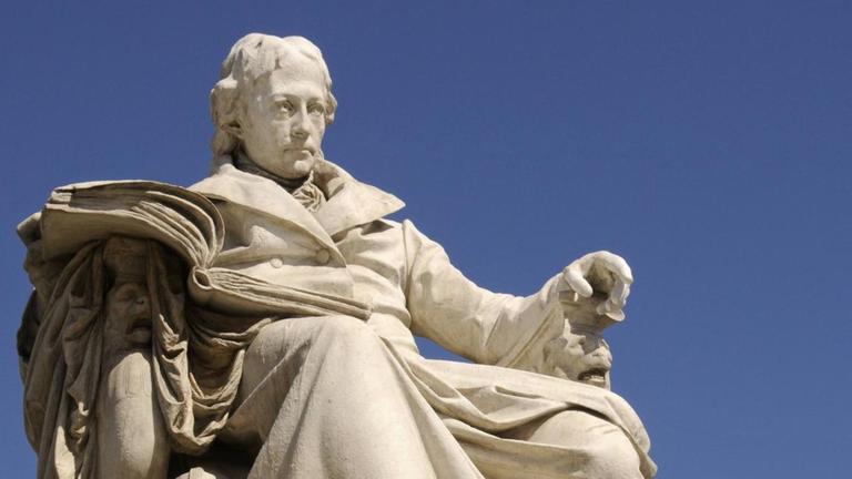 Das vom Bildhauer Paul Otto geschaffene Marmordenkmal des Universitätsbegründers, Sprachforschers und Staatsmann Wilhelm Freiherr von Humboldt. Das vom Bildhauer Paul Otto geschaffene Marmordenkmal des Universitätsbegründers, Sprachforschers und Staatsmann Wilhelm Freiherr von Humboldt.