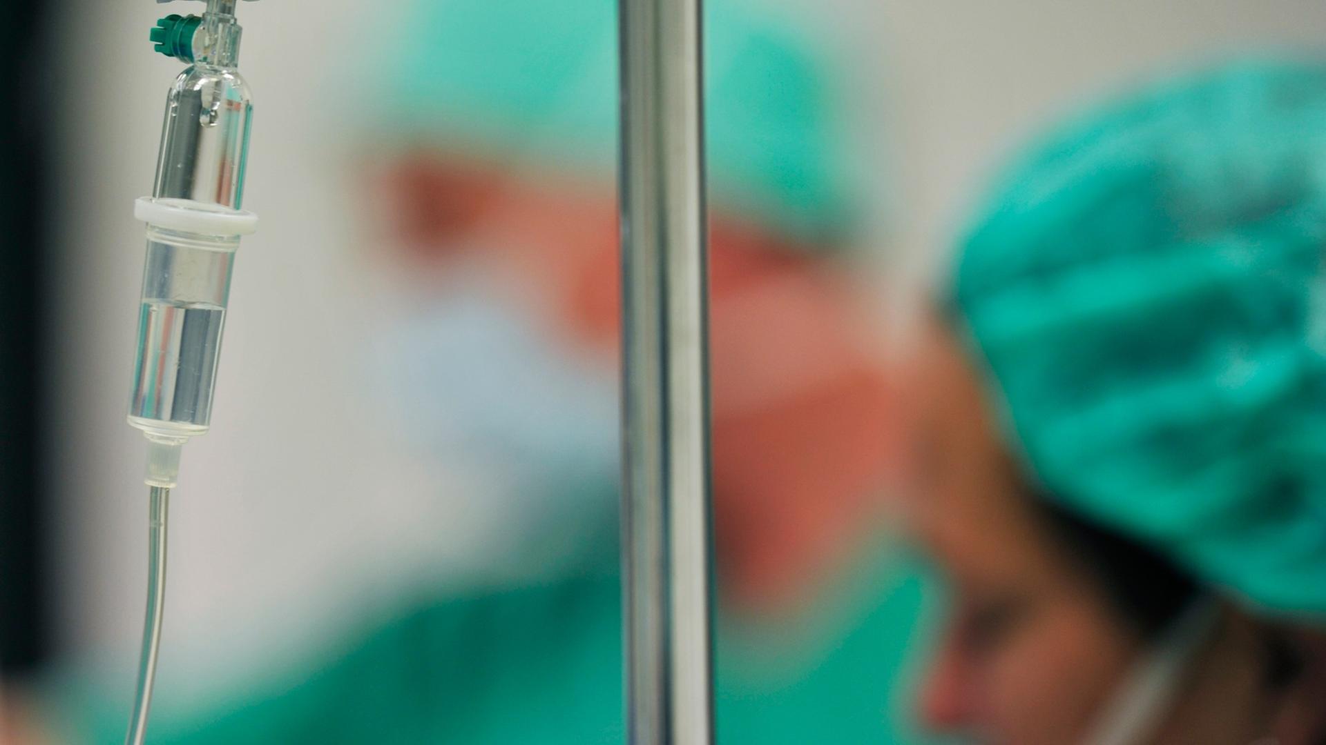 Das Foto zeigt die Vorbereitung und Nachbehandlung des endoskopischen Eingriffs Das Foto zeigt die Vorbereitung und Nachbehandlung des endoskopischen Eingriffs