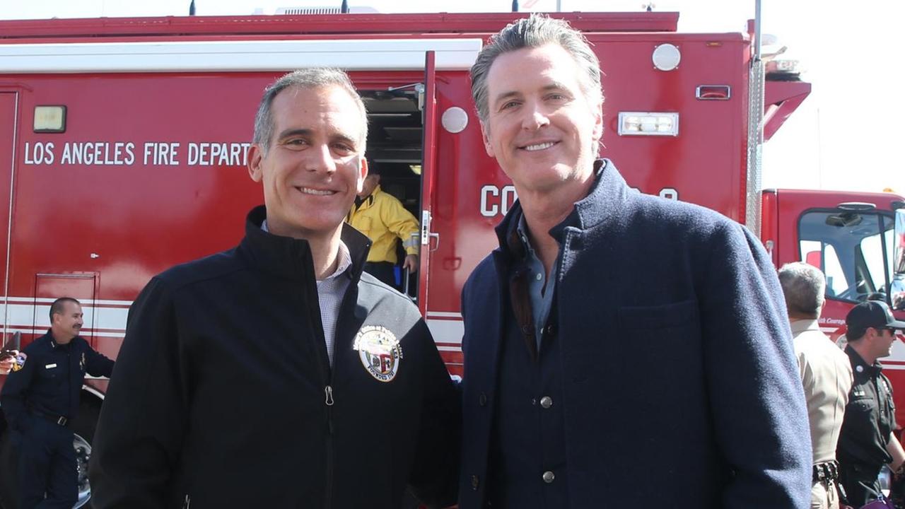 Eric Garcetti and der kalifornische Governeur Gavin Newsom (rechts) bein einer Pressekonferenz im Getty Center aufgrund der Feuer. Eric Garcetti and der kalifornische Governeur Gavin Newsom (rechts) bein einer Pressekonferenz im Getty Center aufgrund der Feuer.