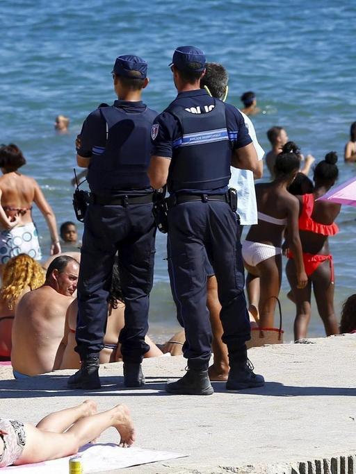 Die Polizei von Cannes kontrolliert den Strand von Cannes.