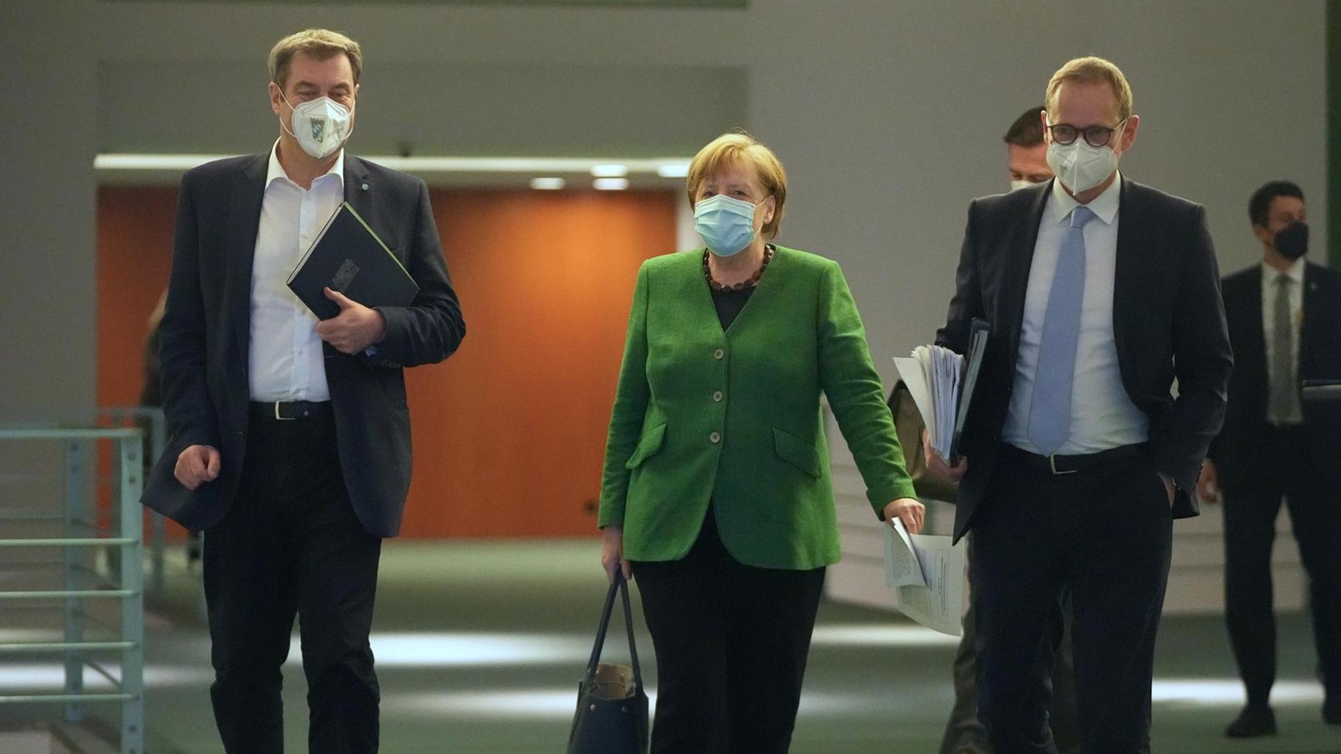 Bundeskanzlerin Angela Merkel, Berlins Regierender Bürgermeister Michael Müller und Bayerns Ministerpräsident Markus Söder nach den Bund-Länder-Beratungen und der Verlängerung des Lockdowns auf dem Weg zur Pressekonferenz