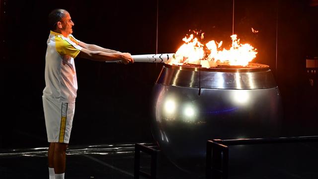 Der ehemalige Langstreckenläufer Vanderlei Cordeiro de Lima enzündet im Maracana-Stadion das Olympische Feuer.