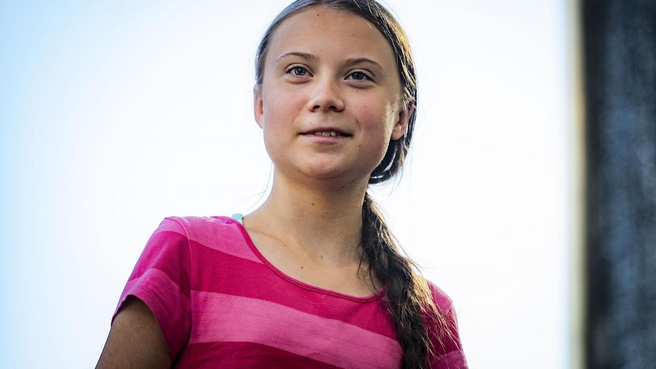 Porträt der schwedischen Klimaaktivistin Greta Thunberg, die lächelt Porträt der schwedischen Klimaaktivistin Greta Thunberg, die lächelt