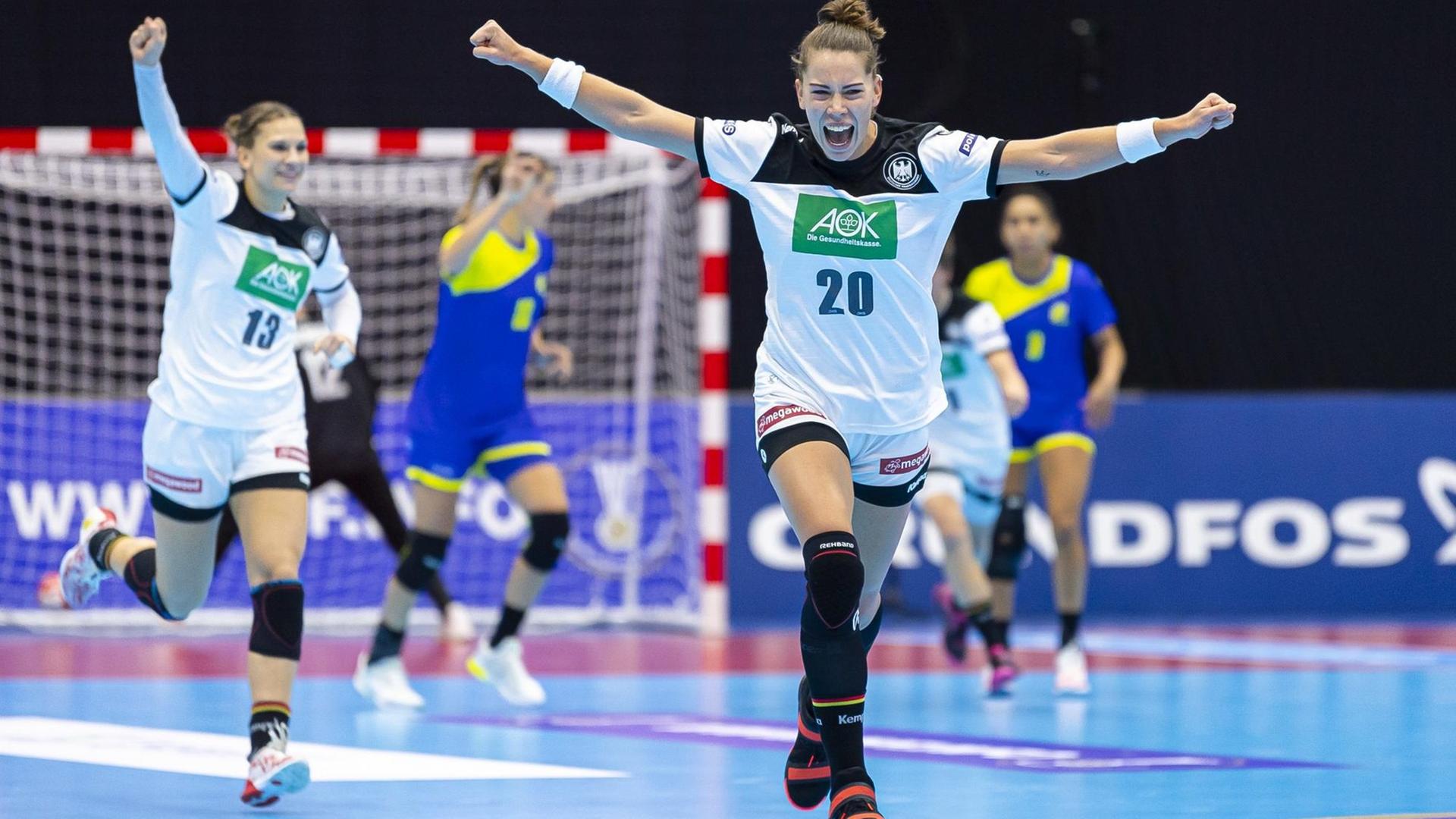 Deutschlands Handballspielerinnen Julia Behnke (vorne) und Emily Bölk (l) jubeln. Deutschlands Handballspielerinnen Julia Behnke (vorne) und Emily Bölk (l) jubeln.