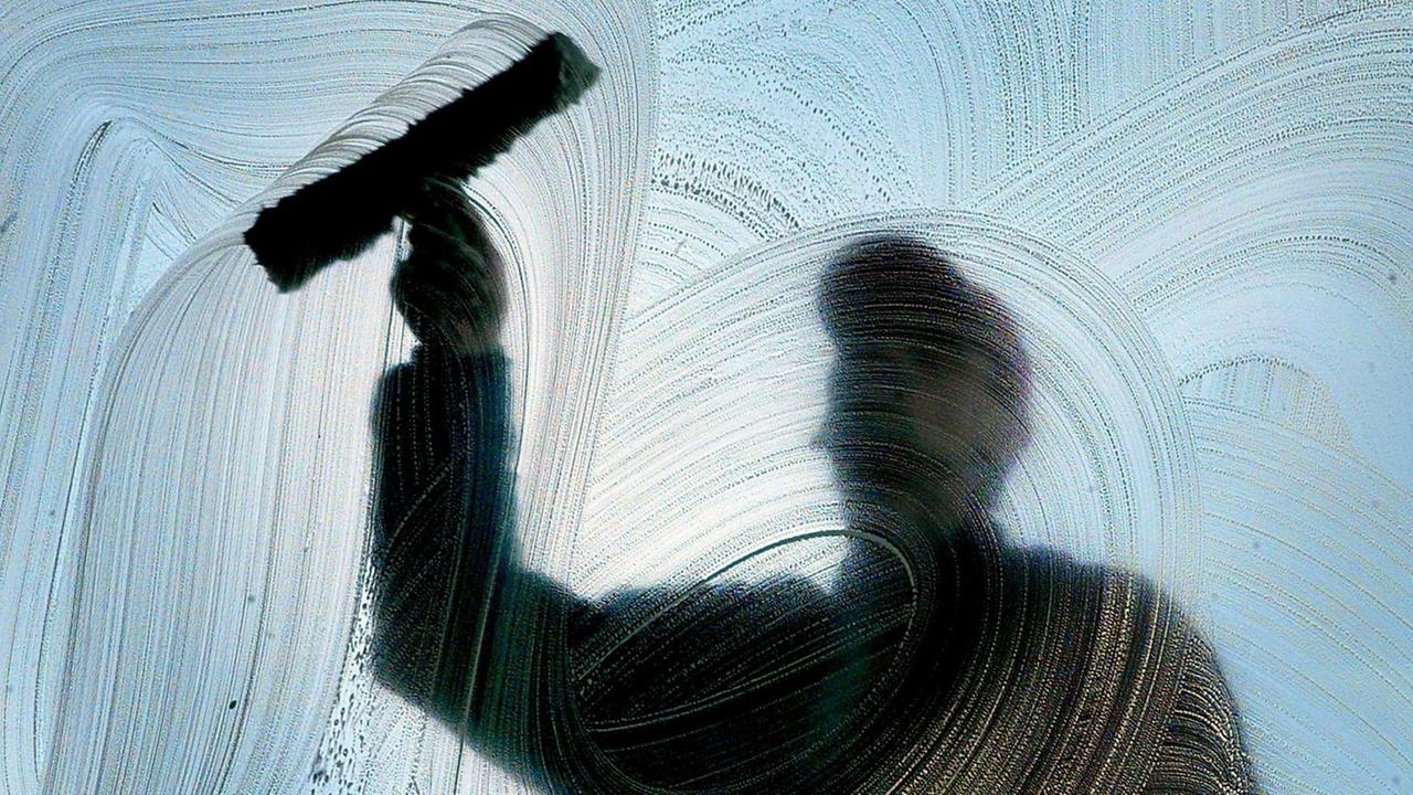 Kunstvolle Streifen auf dem Glas zaubert ein Fensterputzer während seiner Arbeit. Kunstvolle Streifen auf dem Glas zaubert ein Fensterputzer während seiner Arbeit.