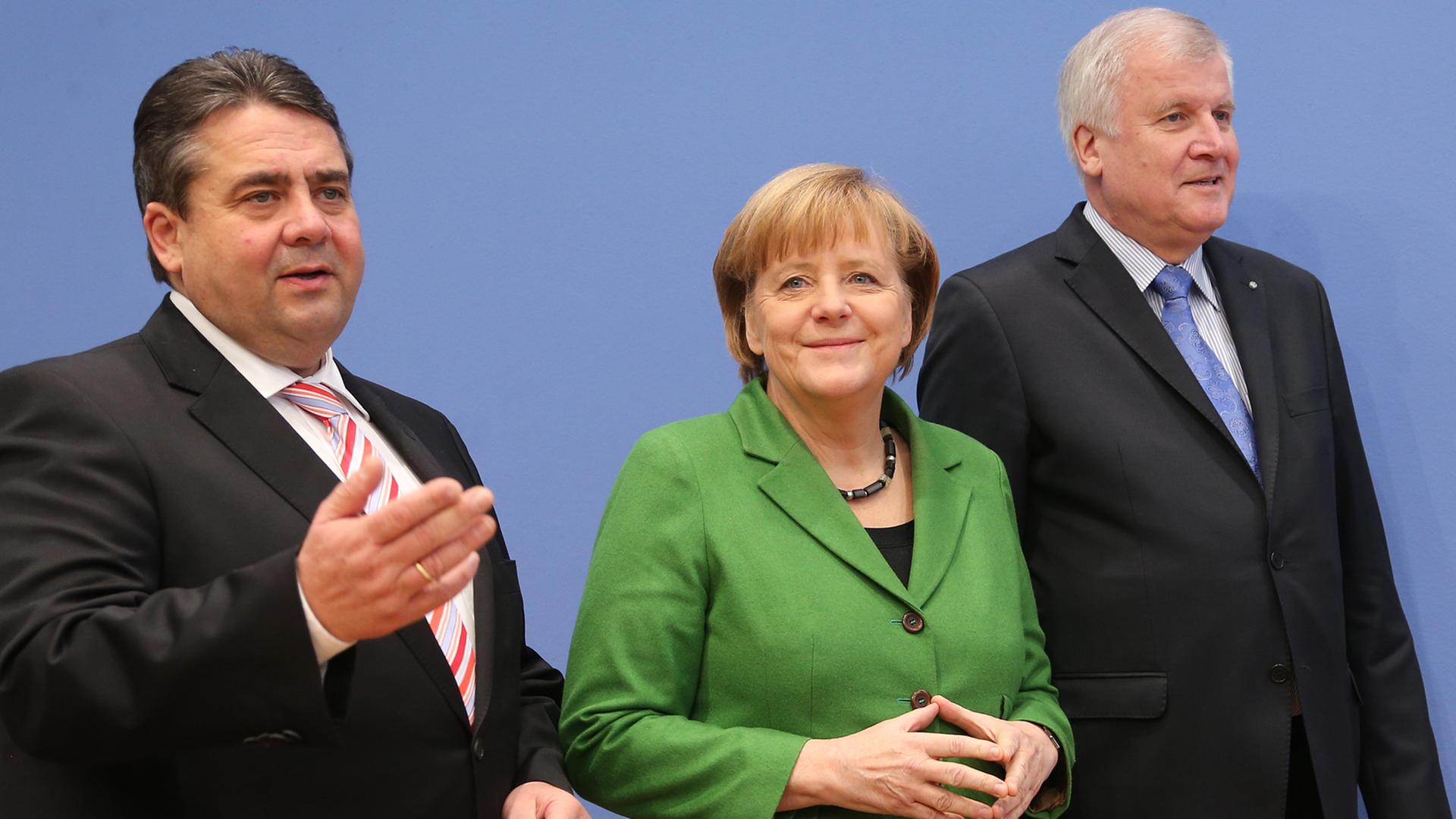 Der SPD-Parteivorsitzende Sigmar Gabriel (von links), die amtierende Bundeskanzlerin Angela Merkel (CDU) und der CSU-Vorsitzende Horst Seehofer Der SPD-Parteivorsitzende Sigmar Gabriel (von links), die amtierende Bundeskanzlerin Angela Merkel (CDU) und der CSU-Vorsitzende Horst Seehofer