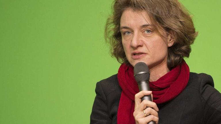 Daniela Schwarzer spricht vor grünem Hintergrund in ein Mikrofon. Daniela Schwarzer spricht vor grünem Hintergrund in ein Mikrofon.