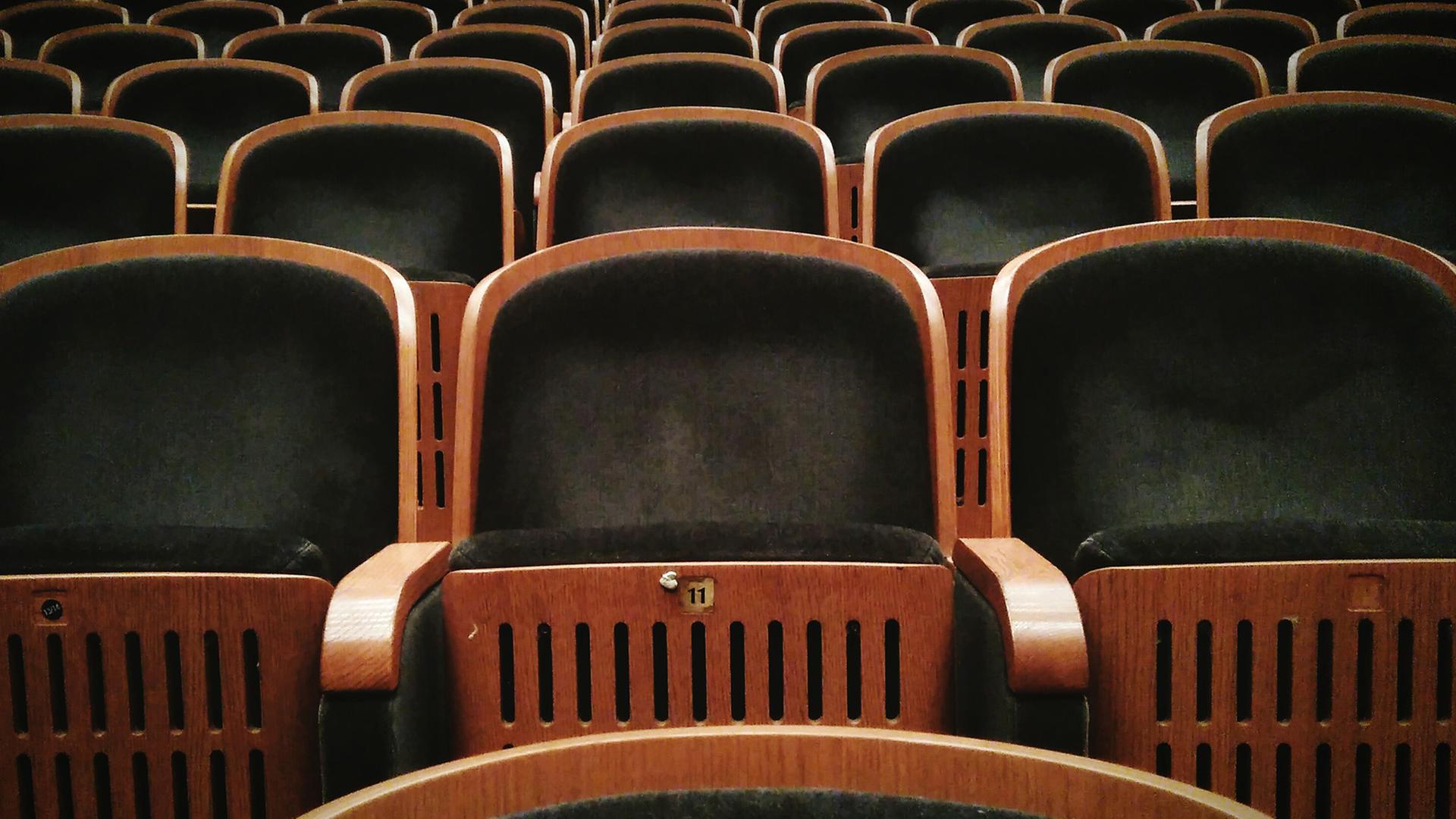Eine leere Reihe von Theatersitzen. Das Verschwinden einer Schauspielerin während einer Vorstellung ist ein klarer Fall für Professor van Dusen. Eine leere Reihe von Theatersitzen. Das Verschwinden einer Schauspielerin während einer Vorstellung ist ein klarer Fall für Professor van Dusen.