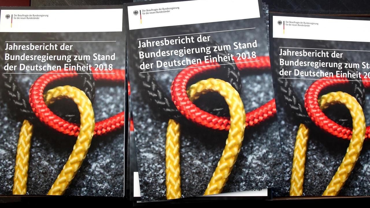 26.09.2018, Berlin: Vor der Bundespressekonferenz wird der Jahresbericht der Bundesregierung zum Stand der Deutschen Einheit vorgestellt. 26.09.2018, Berlin: Vor der Bundespressekonferenz wird der Jahresbericht der Bundesregierung zum Stand der Deutschen Einheit vorgestellt.