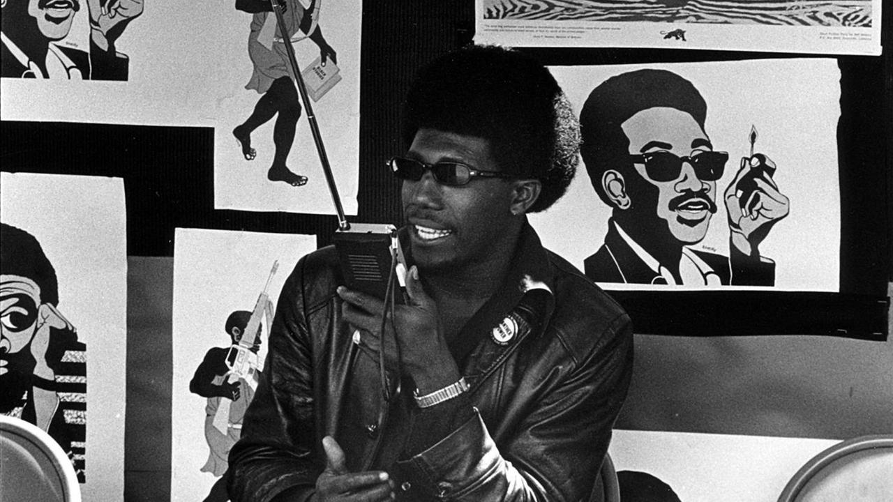 Stand der Black Panthers beim BlackFestival in Marin City, Kalifornien, aus einem Foto-Essay über die Black Panthers, 1968, Schenkung Pirkle Jones Foundation Stand der Black Panthers beim BlackFestival in Marin City, Kalifornien, aus einem Foto-Essay über die Black Panthers, 1968, Schenkung Pirkle Jones Foundation