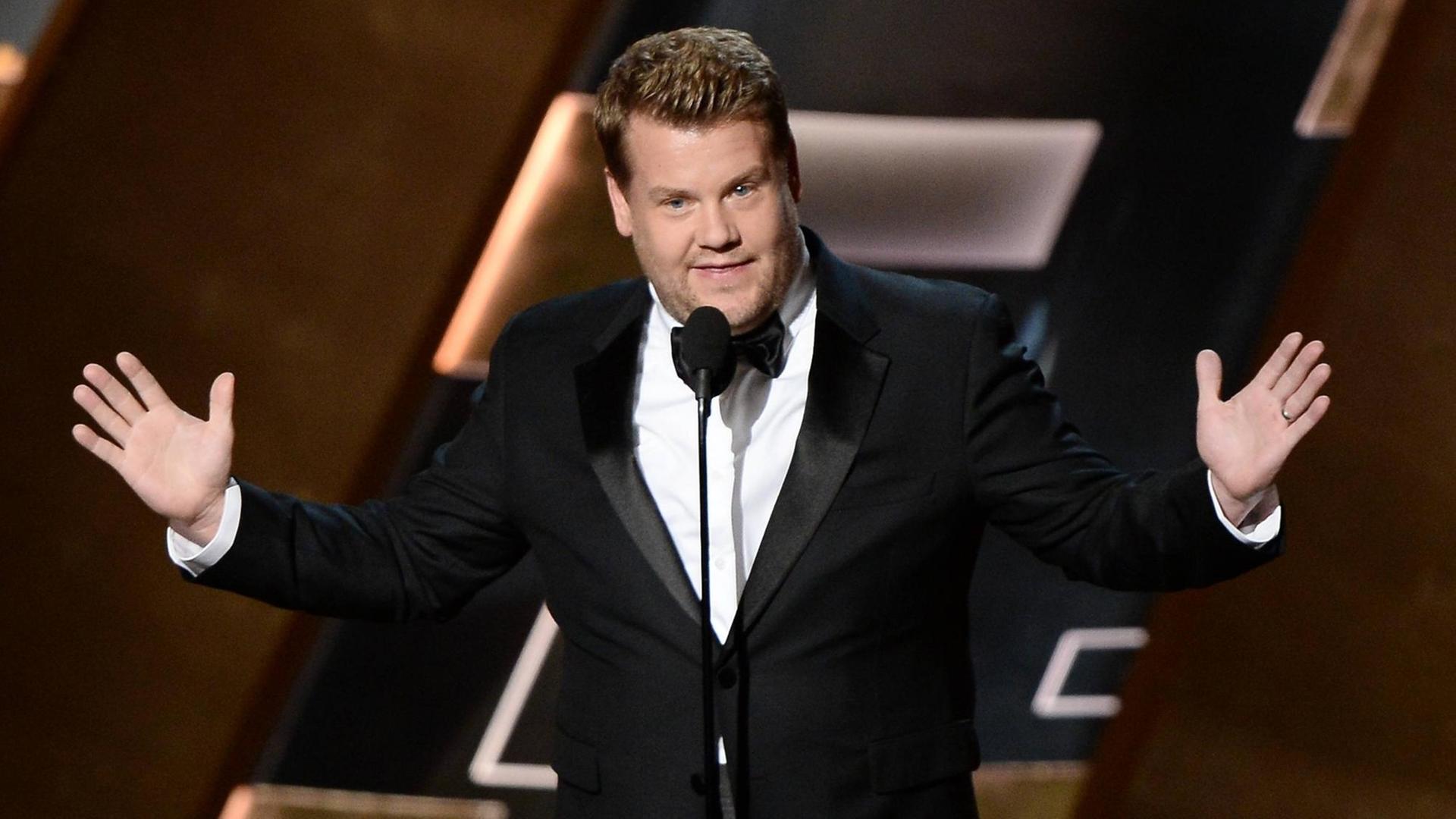 Der britische Talkmaster und Schauspieler James Corden bei der Emmy-Verleihung 2015 Der britische Talkmaster und Schauspieler James Corden bei der Emmy-Verleihung 2015