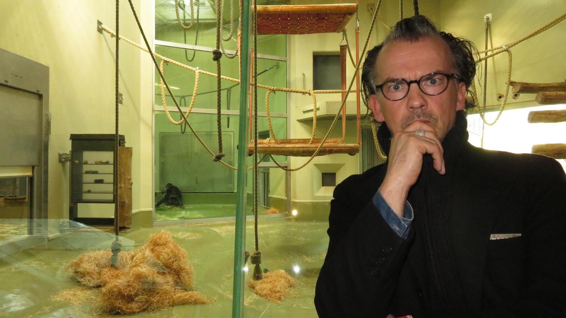 Stephan Porombka steht vor dem Bonobo-Gehege im Zoologischen Garten, Berlin Stephan Porombka steht vor dem Bonobo-Gehege im Zoologischen Garten, Berlin